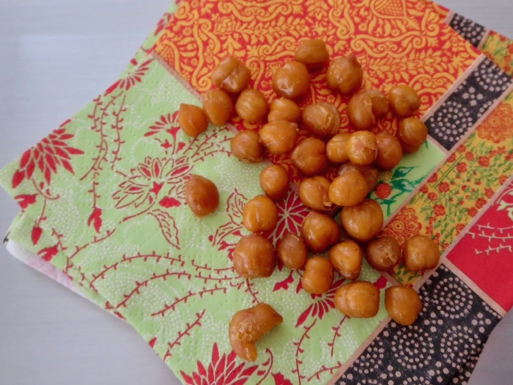 Roasted chickpeas on a napkin makes a delicious and healthy snack. It is one of the 10 high-fiber foods recommended by dietitians.